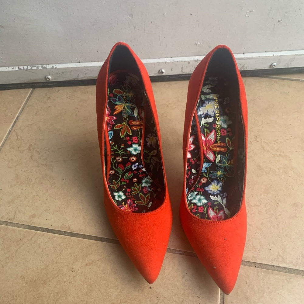 Red high heels/ Talon haut rouge / Shoe Republica